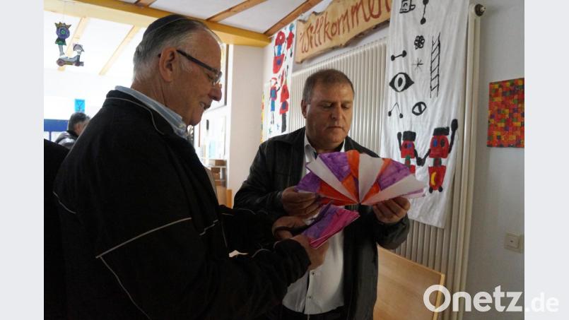 Modiins Bürgermeister Shimon Susan (rechts) freut sich über die Papierblumen der Schüler – und greift gleich selbst zur Schere für ein eigenes Exemplar. Bild: e
