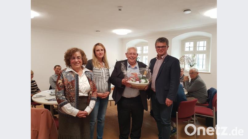 Bürgermeister Martin Birner, Seniorenbeirats-Vorsitzender Margot Weber (links) und Rathaus-Mitarbeiterin Susanne Sochor dankten Professor Günter Pschorn (Zweiter von rechts) für sein Engagement. Bild: exb