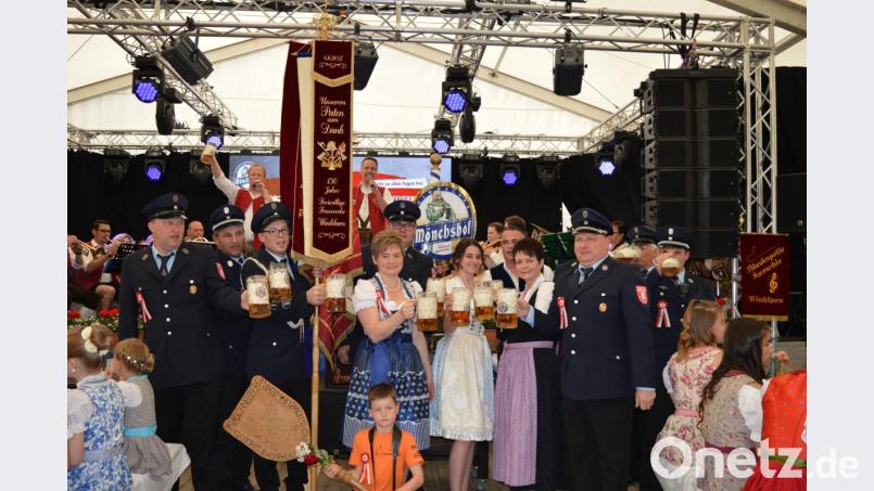 Nachdem Schirmherrin und Bürgermeisterin Sonja Meier (Mitte) das erste Fass Festbier angezapft hatte, wurde auf einen guten Verlauf der vier Festtage angestossen. Bild: bej
