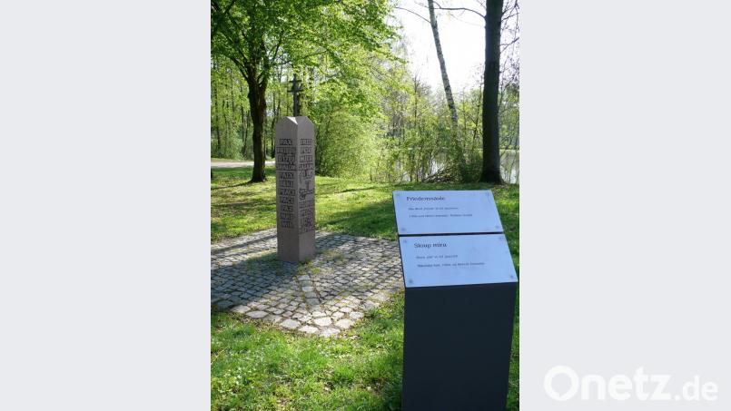 Die Hinweistafel vor der Friedenssäule in der Parkanlage Schwanenwiese. Bild: kgg