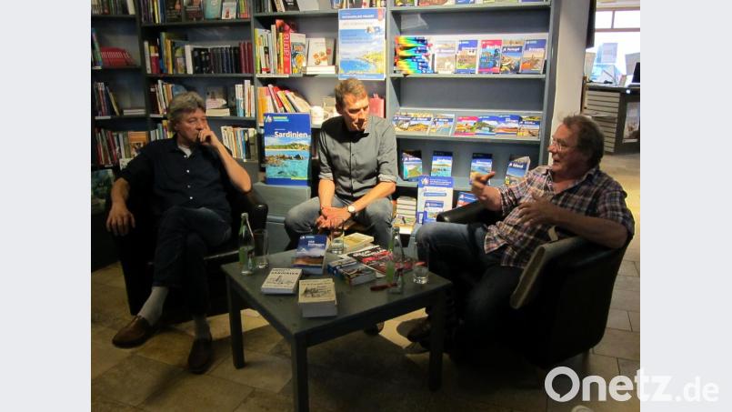 Verleger Michael Müller (rechts) und Autor Eberhad Fohrer (links) plauderten mit Gastgeber Ralf Volkert über die Erfolgsgeschichte ihrer beliebten Individual-Reiseführer. Bild: aks