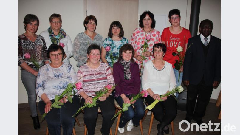 Der Katholische Frauenbund Großkonreuth ehrte langjährige Mitglieder, die dem Frauenbund seit mindestens 25 Jahren die Treue halten. Für zehn Jahre als Präses des Vereins wurde Charles Ifemeje (rechts) geehrt. Bild: kro