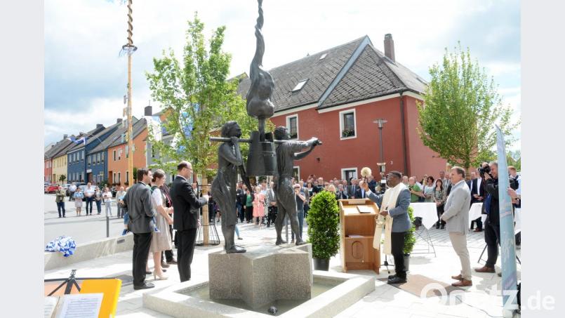 Pfarrer Edwin Ozioko segnet die Zoiglskulptur am Neuhauser Marktplatz. Bild: Gabi Schönberger