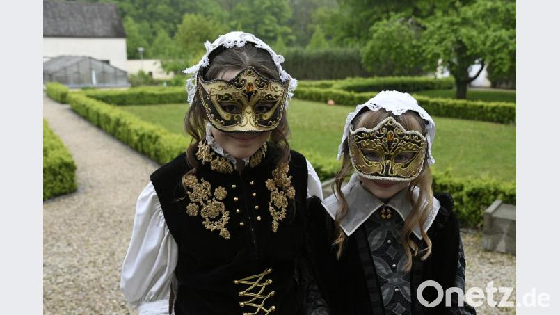 Sarah Fahrenholz (links) und Isabella Völkl sind Blumenmädchen. Bild: Petra Hartl