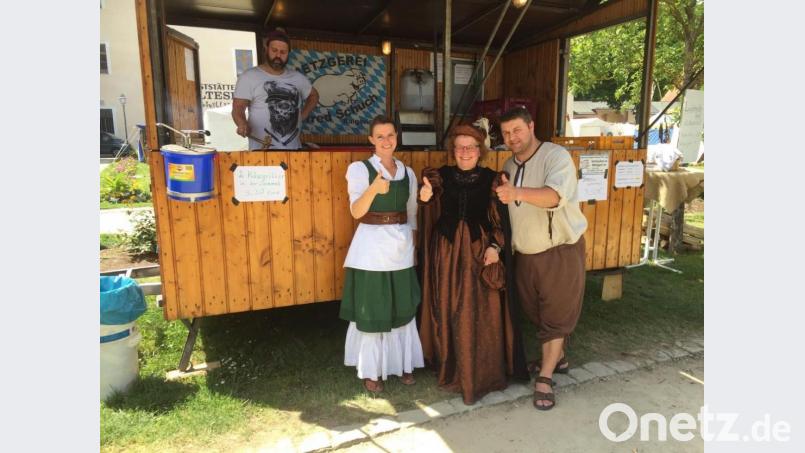Ganz Amberg gratuliert - sogar beim barocken Lagerleben im Maltesergarten: In der Mitte Bürgermeisterin Brigitte Netta, eingerahmt von Daniel Müller und seiner Frau Maria Bild: upl