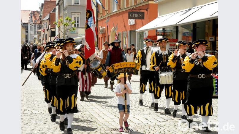 Wann immer in Amberg ein historischer Zug durch die Altstadt auf dem Programm steht, sind sie mit dabei – und zwar ganz vorne: die Stadtpfeifer. Bild: Stephan Huber