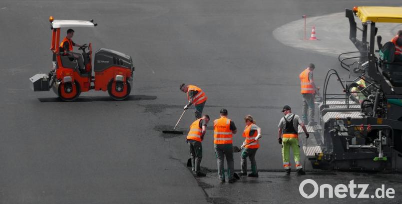Alle Facetten des modernen Straßenbaus haben Auszubildende im zweiten und dritten Lehrjahr der Wirtgen Group auf dem Testgelände der Hamm AG hautnah erlebt. Bild: tr