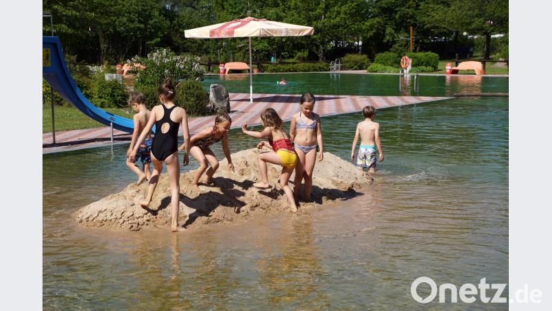 Düne
Gleich nach der Eröffnung der Badesaison stand bei den Kindern die Insel im Mittelpunkt. Am Nachmittag wurde es dann total eng. Bild: bkr