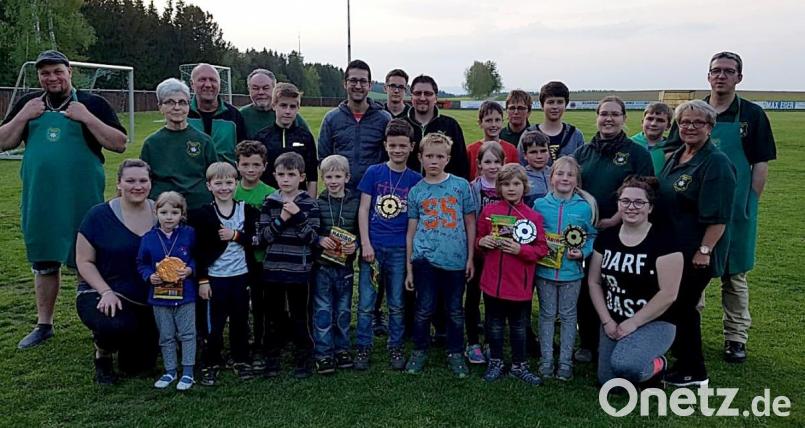 Die Gewinner der vier Klassen beim Biathlonschießen der Schützengesellschaft Edelweiß Letzau freuen sich über ihren Erfolg. Bild: zer