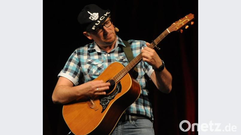 Baseball-Mützen seien bei jungen Leuten beliebt, sagte Stefan Otto. Manchmal stehe Fendt drauf oder andere Labels, aber was die herstellen, deren Motto auf seiner Kappe draufsteht, wisse er noch nicht. Bild: gf
