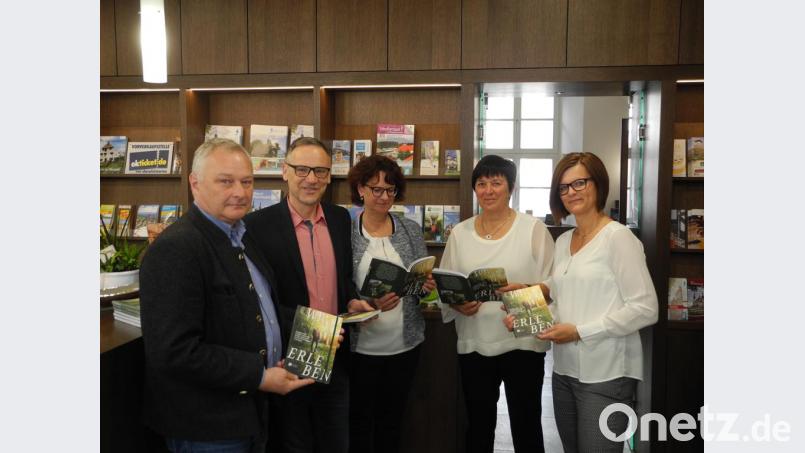 Forstbetriebsleiter Norbert Zintl (links) überreichte einen Karton mit Büchern an die Stadt Waldsassen, vertreten durch (von rechts) Inge Frank, Beatrix Rustler, Monika Sommer und Bürgermeister Bernd Sommer. Bild: tr