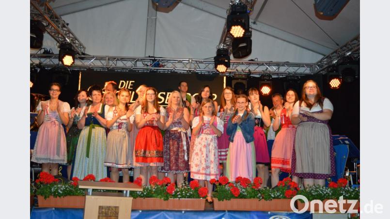 Fahnenmutter Gudrun Dirnberger, Fahnenbraut Simone Dirschwigl und die hübschen Festdamen- und mädchen sorgten im Bierzelt für Stimmung beim Tag der Betriebe, Behörden und Vereine. Bild: bej