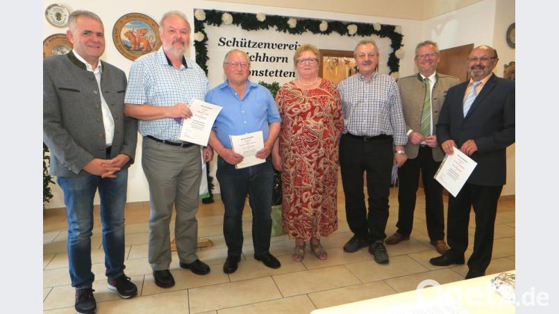 Vorsitzende Helga Vogl (Mitte), stellvertretender Bezirksvorsitzender Bernhard Jobst und Oberbürgermeister Andreas Feller (Zweiter von rechts) ernannten Manfred Vogl, Erhard Habermeier, Erich Oberndorfer und Norbert Wedlich (von links) zu Ehrenmitgliedern der Weinberg-Siedler. Bild: Hirsch