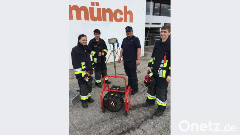 Elektrische Lüfter, Licht-Stative und Stromerzeuger muss ein Maschinist bedienen können. Bild: egl