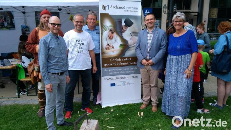 Beim deutsch-tschechischen Nachbarschaftsfest ließ sich auch der Oberbürgermeister der Stadt Pilsen, Martin Baxa, über die Weiterentwicklung des ArchaeoCentrums und die Zusammenarbeit informieren. Im Bild von links Stefan Wolters, Vaclav Vrbik, Miroslav Breitfelder, Alfred Wolf, Martin Baxa und Helena Východská (Lehrstuhl für Geschichte). Bild: awo