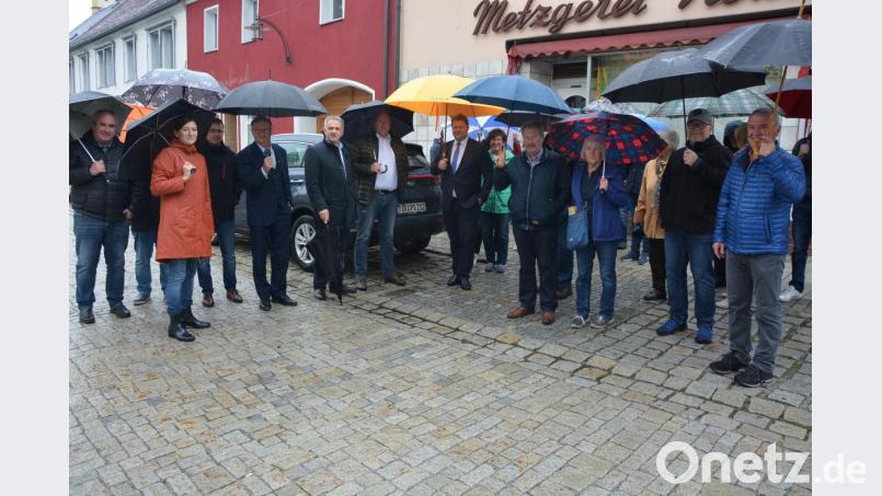 Stadträte und Anlieger trotzten beim Rundgang dem Nieselregen. Mit dabei waren Bürgermeister Roland Grillmeier (Fünfter von links) und Städteplanerin Annegret Michler (Zweite von links). Bild: jr