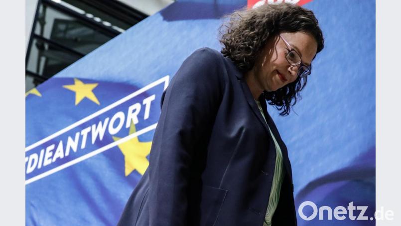 SPD-Bundesvorsitzende und Fraktionsvorsitzende, verlässt be einer Pressekonferenz in der SPD-Parteizentrale das Podium. Archivbild: Kay Nietfeld/dpa