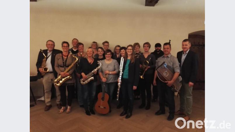 Václav Eichler (Dritter von links), Katharina Hanauer (Sechste von rechts) und Musikschulleiter Tobias Böhm (rechts) freuten sich über die Leistungen der erwachsenen Schüler. Bild: exb