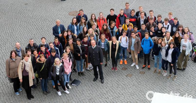 Bürgermeister Martin Preuß (Mitte) hat Schüler des Austauschprogramms zwischen Amberg und Périgueux im Rathaus empfangen. Bild: Thomas Graml, Stadt Amberg