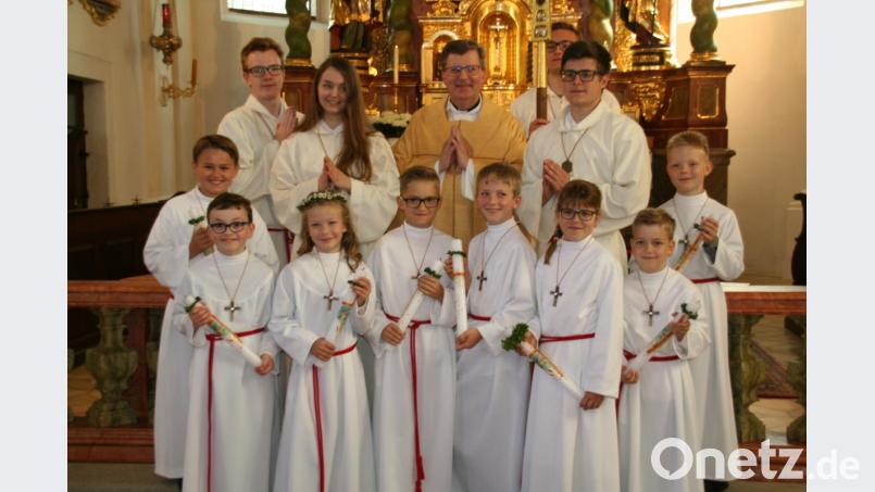 Das Bild zeigt die Kommunionkinder mit den Ministranten und Pfarrer Bernd Philipp nach der Erstkommunion in Waldershof. Bild: fpoz