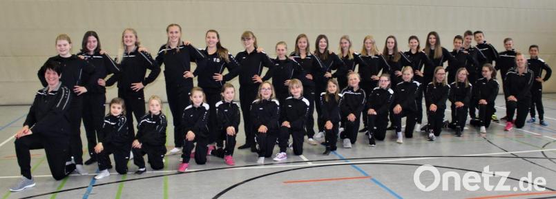 Schon jetzt haben die Kinder- und Jugendgarde den 11.11. im Visier – den Auftakt zur Faschingssaison 2019/2020. Bis dahin müssen Gardemarsch und Showtanz perfekt sitzen. Da Übung bekanntlich den Meister macht, trainieren die 29 Mädchen und drei Jungen schon jetzt fleißig unter der Regie von Garde-Chefin Regina Merkl (kniend l.). Sie wird von ihren Co-Trainerinnen Michaela Meier (kniend r.) und Annika Scheffler (stehen 8.v.l.) Bild: u