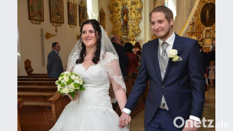In der Waldauer St.-Johannes-Nepomuk-Kirche ließen sich Claudia Pflaum aus Pleystein und Alexander Meinerz aus Weiden von Kaplan Ulrich Eigendorf kirchlich trauen. Bild: dob