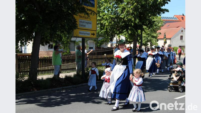 Auch die jüngsten Trachtler wollen mit zum Festzug zum 70-jährigen Bestehen des Heimat- und Volkstrachtenvereins Auerbach. Bild: cs