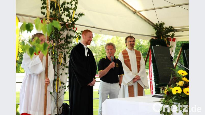 Am Ende des Gottesdienstes sprach TSV-Vorsitzender Bernhard Reis (zweiter von rechts) den beiden Pfarrern Christoph Zeh (zweiter von links) und Martin Besold (rechts) seinen Dank für die Gestaltung aus. Bild: njn