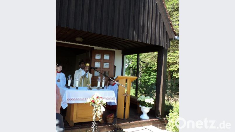 Pfarrvikar Joseph Kokkoth zelebrierte den Gottesdienst. Bild: ksi
