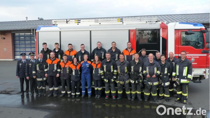 Die Teilnehmer der Leistungsprüfung gemeinsam mit den Schiedsrichtern, Ehrenkreisbrandmeister Willy Horn, Kreisbrandinspektor Lorenz Müller und Kreisbrandmeister Wolfgang Fischer (von links) sowie Kommandant Tobias Tippmann (rechts). Bild: flm
