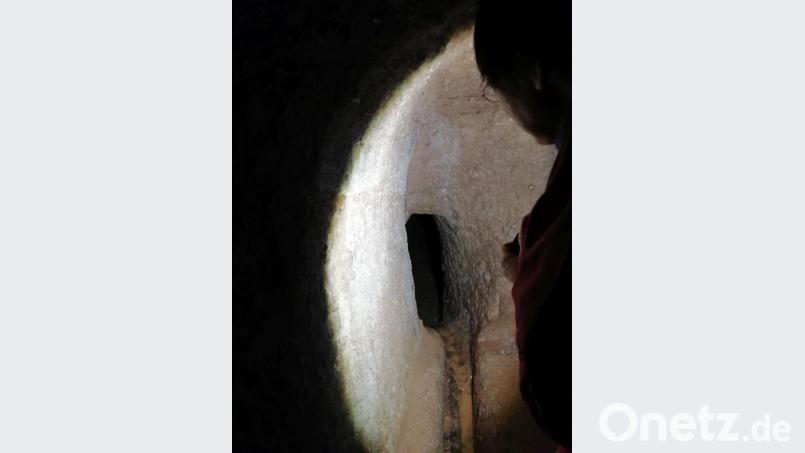 Der Tunnel ist eng. Susanne Götte traut sich trotzdem hinein. Bild: Anne Wiesnet