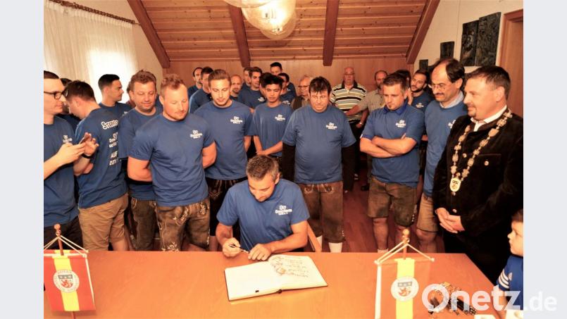 Meisterspieler und Funktionäre des SV Störnstein tragen sich ins Goldene Buch der Gemeinde ein. Bild: arw
