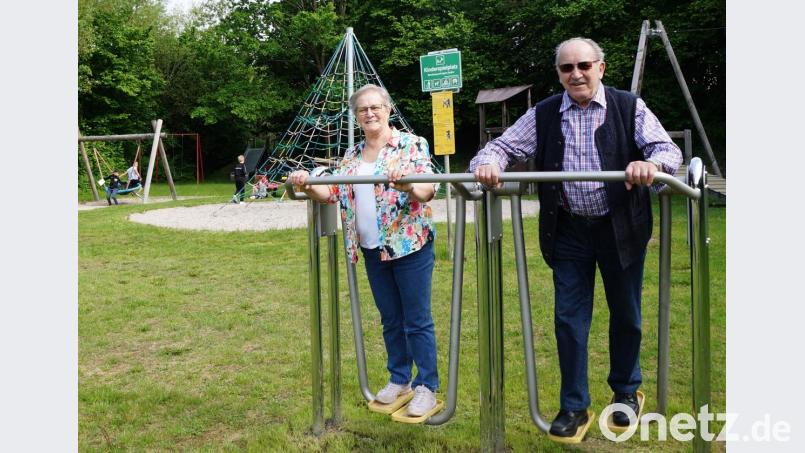 Auch die Senioren ließen es sich nicht nehmen, die verschiedenen Geräte zur körperlichen Fitness auszuprobieren. Bild: weu