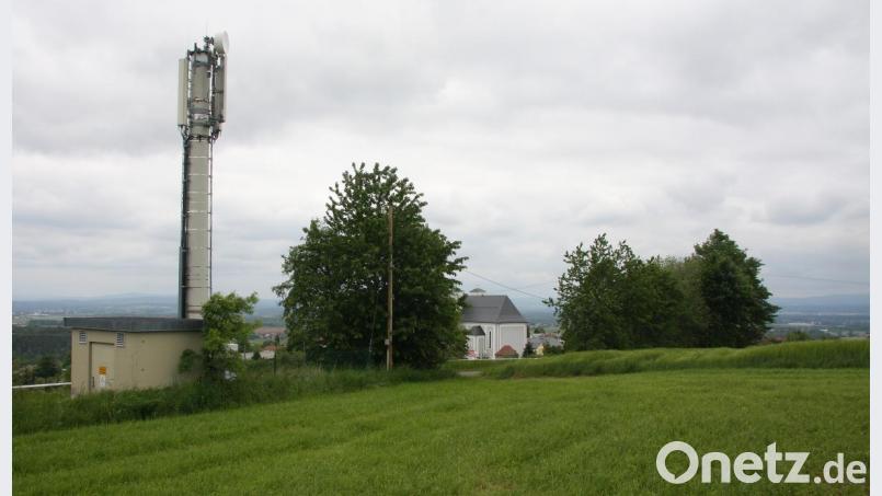 Der Funkmast nahe der Wallfahrtskirche soll im nächsten Halbjahr vom Betreiber modernisiert werden. Bild: wro