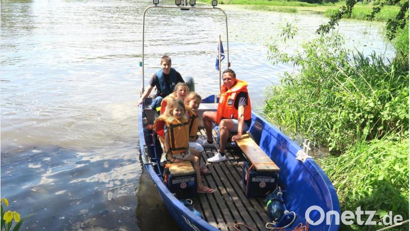 Beim Blaulichttag der Feuerwehr Büchelkühn ließen die Hilfsorganisationen ihre Boote ins Wasser und nahmen die Besucher mit auf eine Fahrt über die Naab. Bild: Hirsch