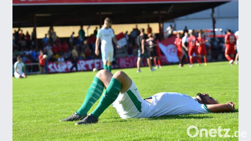 Das darf nicht wahr sein. Die DJK verpasst im ersten Anlauf den Aufstieg in die Regionalliga. Bild: A. Schwarzmeier