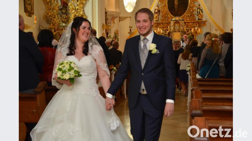 In der Waldauer St.-Johannes-Nepomuk-Kirche ließen sich Claudia Pflaum aus Pleystein und Alexander Meinerz aus Weiden von Kaplan Ulrich Eigendorf kirchlich trauen. Bild: dob