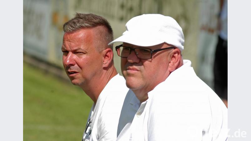 Fassungslos, ungläubig, ernüchtert: Trainer Rüdiger Fuhrmann (rechts) und Sportlicher Leiter Markus Hofbauer müssen den Landesliga-Abstieg des SV Etzenricht erst einmal verdauen. Bild: otr