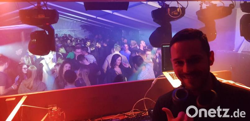 Drei DJs sorgten beim „Liquid Friday“ in Zirkenreuth dafür, dass bis weit nach Mitternacht eine ausgelassene Stimmung herrschte. Bild: jr