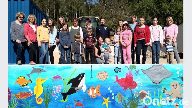 Zu einer Malaktion hatte der Obst und Gartenbauverein eingeladen. Gestaltet haben große und kleine Kunstmaler eine Betonmauer beim Dorfgemeinschaftshaus mit einer &quot;Allersburger Unterwasserwelt&quot; am Hausnerbach. Bild: bö