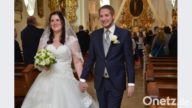 In der Waldauer St.-Johannes-Nepomuk-Kirche ließen sich Claudia Pflaum aus Pleystein und Alexander Meinerz aus Weiden von Kaplan Ulrich Eigendorf kirchlich trauen. Bild: dob