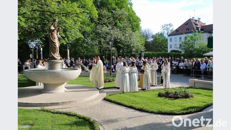 Bischof Rudolf Voderholzer (vor dem Brunnen) spendet den kirchlichen Segen und freut sich mit der Bevölkerung über den neuen Marienbrunnen. Bild: bsc