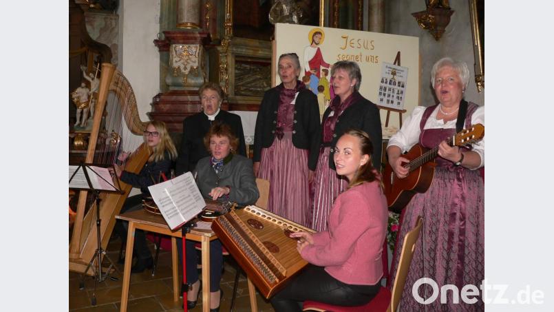 Gemeinsam mit der Familienmusi Irlbacher aus Nabburg gestaltet das Trio &quot;Z`sammg`stimmt&quot; in der Luher Pfarrkirche ein Marienlob, für das es stehenden Beifall gibt. Bild: mh