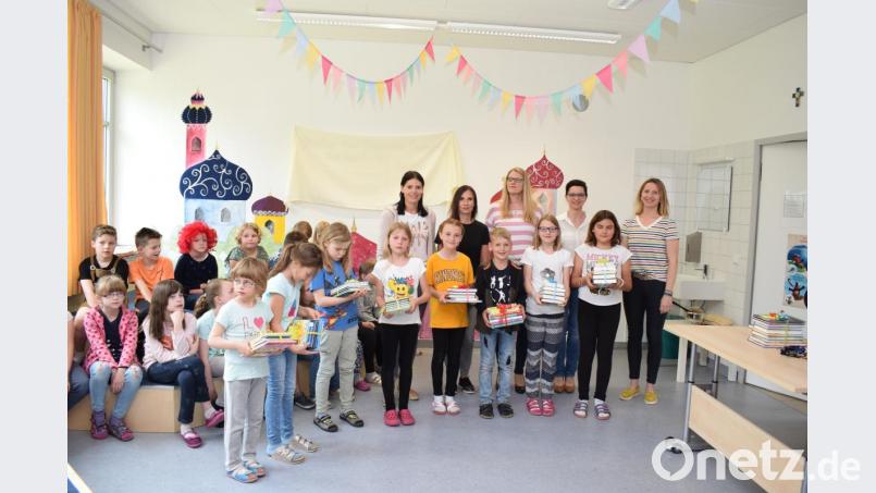 Als große Gönner der Schulbücherei erwiesen sich der Elternbeirat und der Diakonieverein. Zusammen stellten sie 67 neue Bücher zur Verfügung. Die Neugestaltung der Schulbücherei hatte die Förderlehrerin Judith Friedl (rechts) in die Hände genommen. Bild: bnr