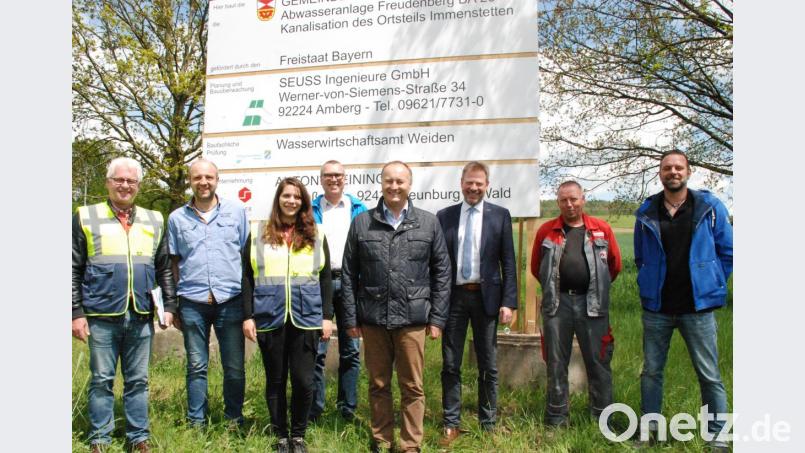 Auf dem Bild von links: Bauüberwachung Erhard Oberndorfer (Ing.Büro Seuss), Techn.Angestellter Gde Freudenberg Andreas Bodensteiner Svenja Bischof (Ing.Büro Seuss) , Kämmerer Richard Zweck, Geschäftsführer Bauunternehmen Steiniger ,Siegfried Dettmann, Bürgermeister Alwin Märkl, Polier Heinz Rothenberger, Bauleitung Rainer Niebler (beide Fa. Steininger). Bild: sche