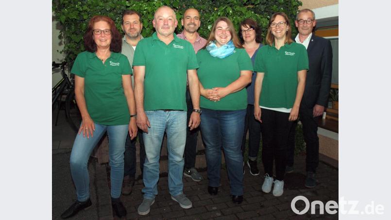 Bürgermeister Erwin Geitner (rechts) und Heimatvereinsvorsitzender Hubert Haas (Zweiter von links) gratulierte der neu gewählten Vorstandschaft der „Goaslandler“ Claudia Fröhlich, Gerhard Schnabel, Armin Hofrichter, Franziska Haas, Maria Dietl und Franziska Bösl (von links). Bild: sön