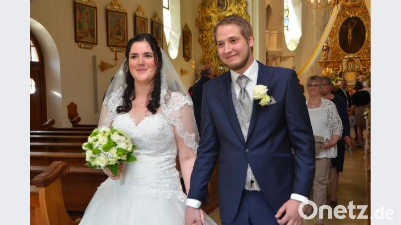 In der Waldauer St.-Johannes-Nepomuk-Kirche ließen sich Claudia Pflaum aus Pleystein und Alexander Meinerz aus Weiden von Kaplan Ulrich Eigendorf kirchlich trauen. Bild: dob