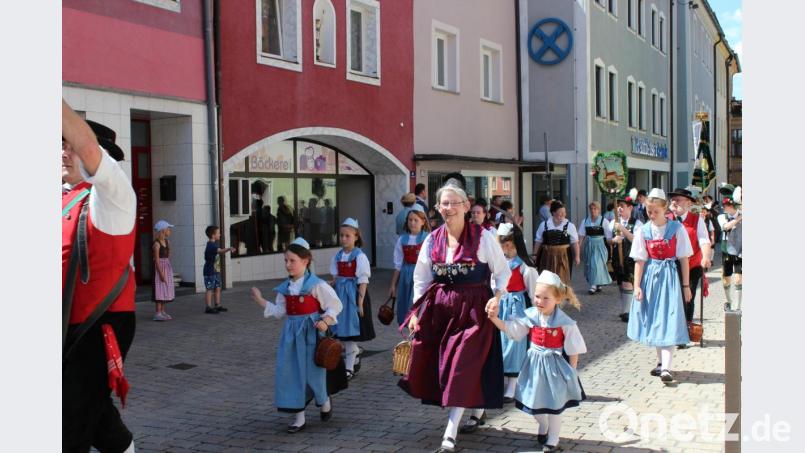 Festzug zum 70-jährigen Bestehen des Heimat- und Volkstrachtenvereins Auerbach. Bild: cs