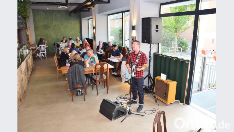 Milan Samko aus der Vohenstraußer Partnerstadt Stribro eröffnet nach &quot;Live im Laden&quot; die neue Serie „Live im Friedrich“ der Musikinitiative Vohenstrauß. Bild: fjo