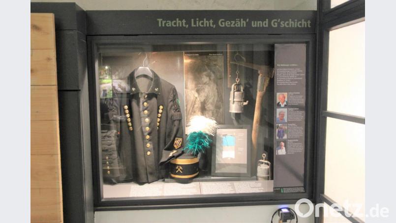 Die Ausrüstung eines Bergmanns ist zu sehen, daneben erzählen Zeitzeugen ihre Geschichte in wenigen Sätzen. Bild: ral